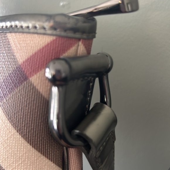 💯 authentic Burberry Patent Nova Check Dryden Crossbody Bag - Picture 8 of 16